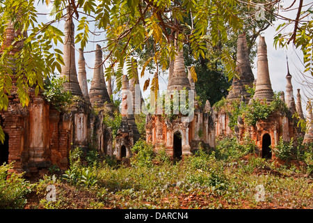 Ruines des anciens stupas, ou Bagan  + pagodes de style Shan, près de Indein village sur le lac Inle, l'état Shan. Banque D'Images