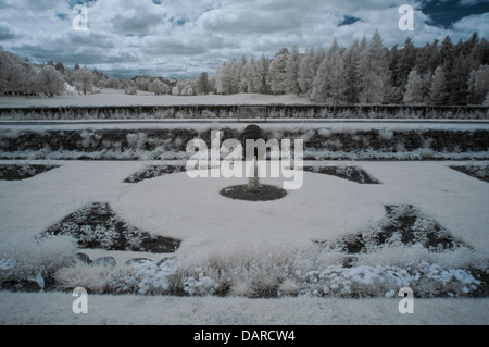 Image infrarouge horizontal de jardins en face du château de Balmoral, Royal Deeside, Ecosse, UK avec des arbres et des nuages. Banque D'Images