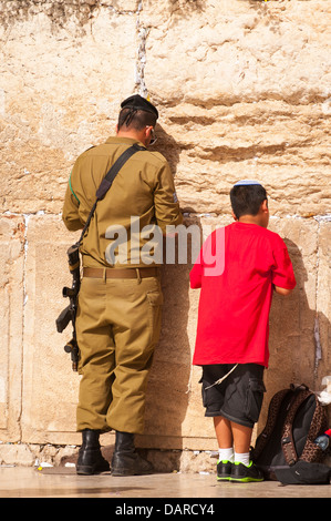 Vieille ville de Jérusalem Israël du mur des Lamentations Ha Kotel Plaza juif homme juif, soldat des forces armées d'hommes en uniforme et cavalier rouge garçon Banque D'Images