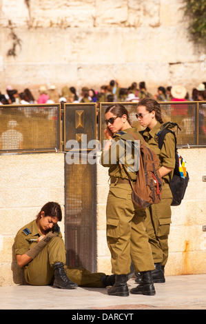 Vieille ville de Jérusalem Israël du mur des Lamentations Ha Kotel Plaza 3 trois jolie fille des soldats des FDI ont écrit la prière de mettre en mur Banque D'Images