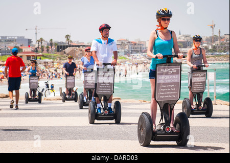 Israël Tel Aviv vue de Jaffa Yafo vieille ville sur la baie de la plage de sable de la mer, promenade touristes riding Scooters électriques Segway Segs Banque D'Images