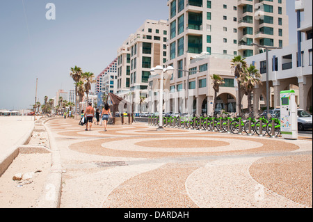 Israël Tel Aviv promenade sud Tél O Fun vert lumineux vélo libre-service de vélos location de voitures vélos dock stand stands d' Banque D'Images