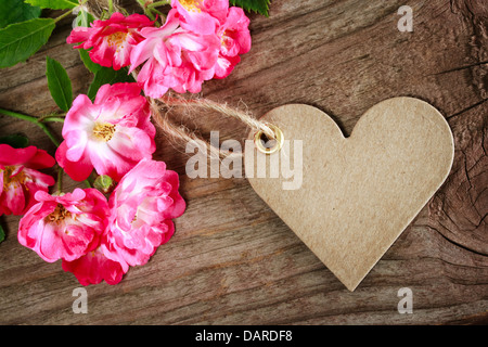 En forme de coeur fait main tag avec Robin Hood roses sur une table en bois rustique Banque D'Images