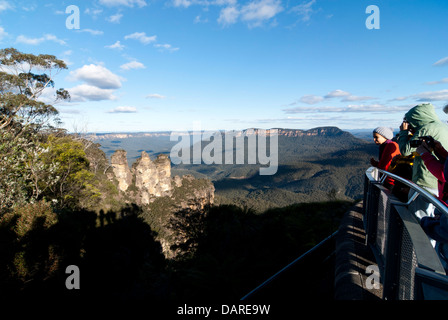 Personnes sur une plate-forme d'observation surplombant la visualisation de trois Sœurs rock formation à Echo Point, Blue Mountains, Australie Banque D'Images