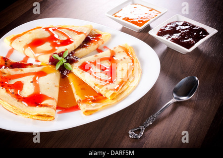 Confiture de fraises et d'abricots sur les crêpes maison Banque D'Images