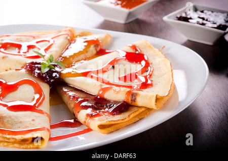 Crêpes maison avec des fraises et d'abricots Banque D'Images