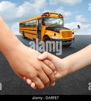 Les enfants de l'école autobus avec deux jeunes étudiants d'âge élémentaire holding hands prépare à entrer dans le véhicule de transport jaune comme un concept d'éducation et d'apprentissage. Banque D'Images