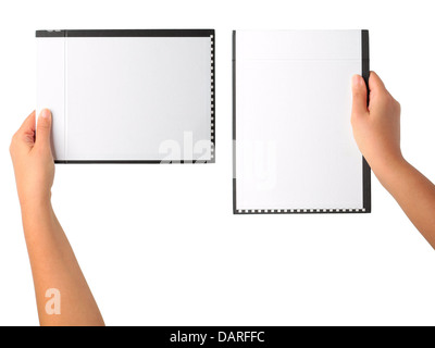 Main tenant le bloc-notes sur whilte isolement. Banque D'Images