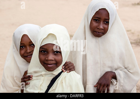 L'Afrique, Tanzanie, Zanzibar, l'île de Pemba. Ecolières dans hijab. Banque D'Images