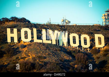 Le célèbre panneau Hollywood avec un fond de ciel bleu Banque D'Images