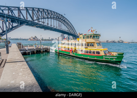 Un ferry quitte Milsons Point près de l'emblématique pont du port de Sydney Banque D'Images