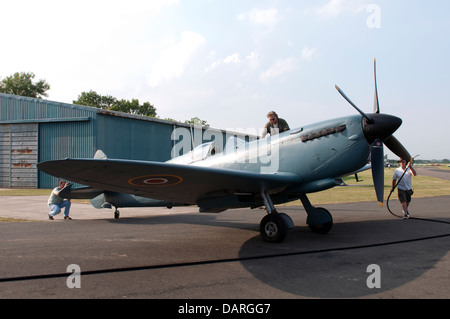 Avion Spitfire Mk XI à Wellesbourne Airfield, UK Banque D'Images