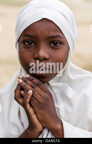 L'Afrique, Tanzanie, Zanzibar, l'île de Pemba. Close-up shot de lycéenne en hijab. Banque D'Images