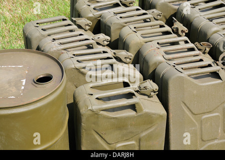 Boîtes de carburant militaire. Reprise de la guerre et de la paix, juillet 2013. Hippodrome de Folkestone, Kent, Angleterre, Royaume-Uni. Banque D'Images