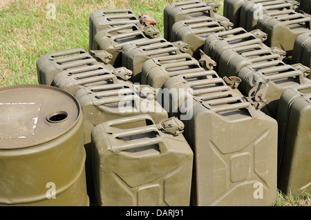 Boîtes de carburant militaire. Reprise de la guerre et de la paix, juillet 2013. Hippodrome de Folkestone, Kent, Angleterre, Royaume-Uni. Banque D'Images