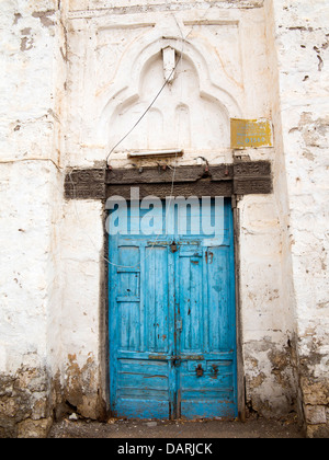 L'Afrique, l'Érythrée, Massawa, Vieille Ville, porte peinte en bleu et décoré sculpté linteau de bâtiment délabré Banque D'Images