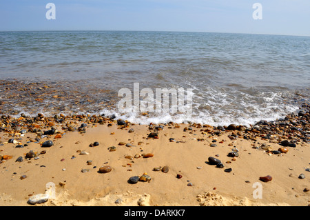 Mer, sable et galets sur la plage Banque D'Images