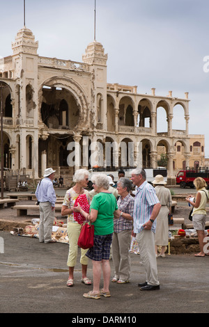 L'Afrique, l'Érythrée, Massawa, Vieille Ville, les gens qui vend des souvenirs hors Banco d'Italia, bataille de l'ancienne banque endommagés Banque D'Images