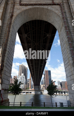 Le Queensboro Bridge et East River vu de Roosevelt Island à New York City Banque D'Images