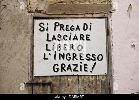 Un 'Non' parking Sign in Favignana dans les îles Égades, en Sicile. Banque D'Images