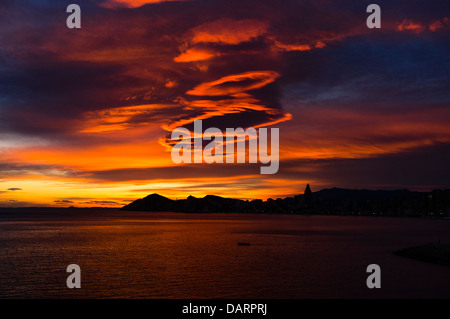 La formation de nuages lenticulaires lors d'un coucher du soleil à Benidorm. Banque D'Images