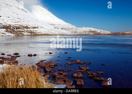 Llyn y Fan Fawr dans la neige, la Montagne Noire, dans l'ouest de Brecon Beacons. Banque D'Images