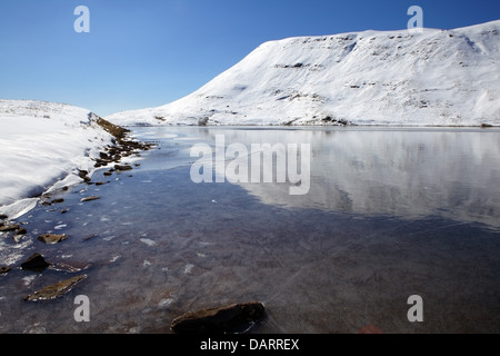 Llyn y Fan Fawr dans la neige, la Montagne Noire, dans l'ouest de Brecon Beacons. Banque D'Images