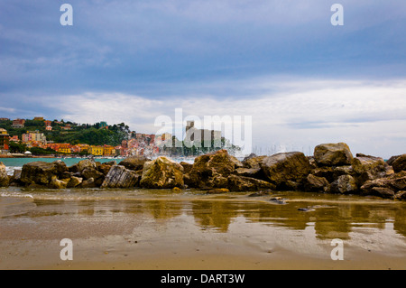 Lerici en Ligurie avec vagues se briser sur les roches Banque D'Images