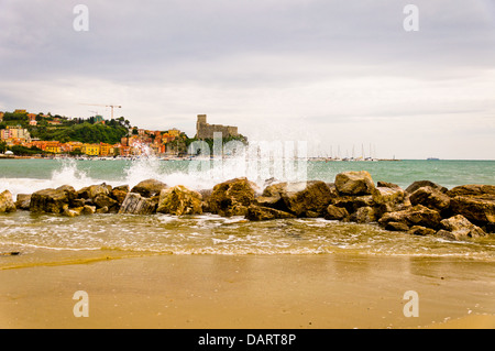 Lerici en Ligurie avec vagues se briser sur les roches Banque D'Images