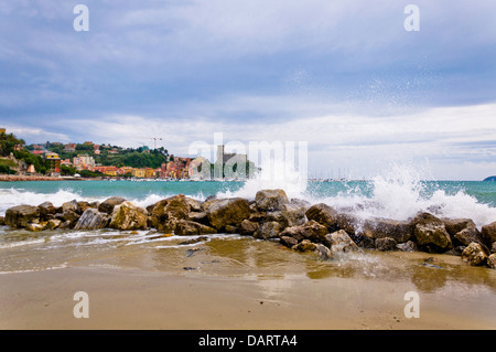 Lerici en Ligurie avec vagues se briser sur les roches Banque D'Images