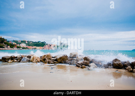 Lerici en Ligurie avec vagues se briser sur les roches Banque D'Images