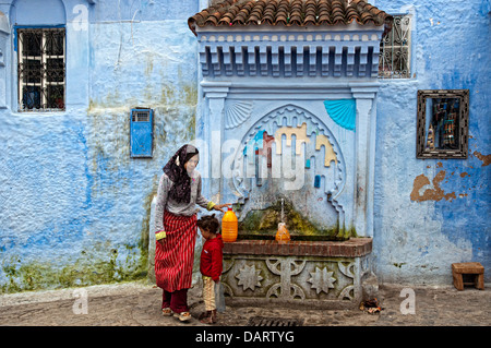 Fontaine d'eau publique dans le bleu médina de Chefchaouen, région du Rif, au Maroc Banque D'Images