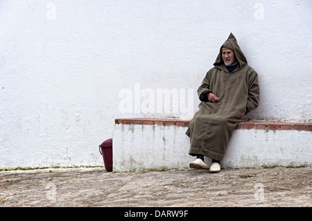 Homme portant djellaba traditionnelle. Région du Rif, Chefchaouen, Maroc Banque D'Images