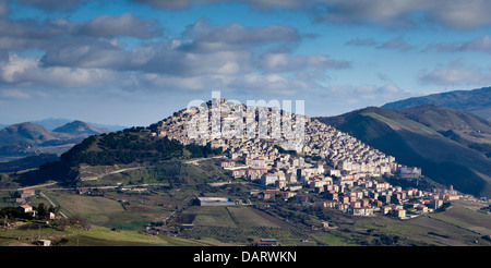 La ville de montagne de Gangi Madonie sur la montagne dans la province de Palerme, en Sicile. Banque D'Images