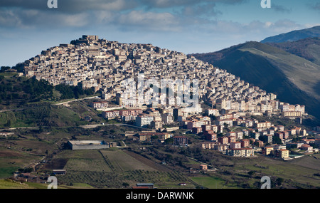 La ville de montagne de Gangi Madonie sur la montagne dans la province de Palerme, en Sicile. Banque D'Images