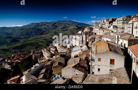 La ville de montagne de Gangi Madonie sur la montagne dans la province de Palerme, en Sicile. Banque D'Images