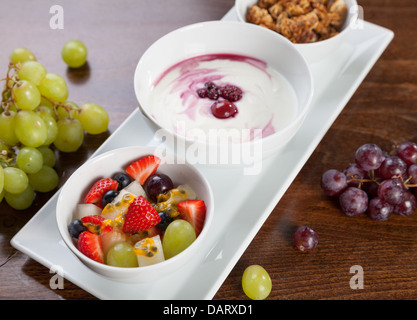 Barres granola avec yogourt et fruits frais pour le petit déjeuner Banque D'Images