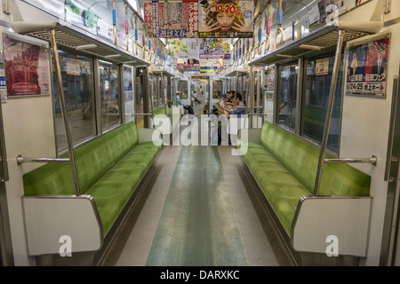 Intérieur d'un train de métro japonais, Nagoya, Japon Banque D'Images