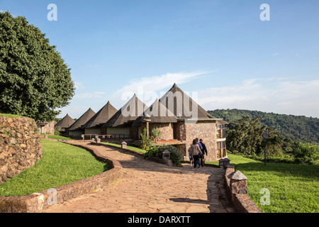 Du sud, la Tanzanie, le cratère du Ngorongoro. L'hébergement au Ngorongoro Sopa Lodge dans la forêt sur le bord du cratère. Banque D'Images