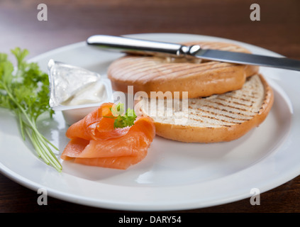 Sandwich au fromage à la crème de saumon Banque D'Images