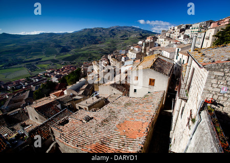 La ville de montagne de Gangi Madonie sur la montagne dans la province de Palerme, en Sicile. Banque D'Images