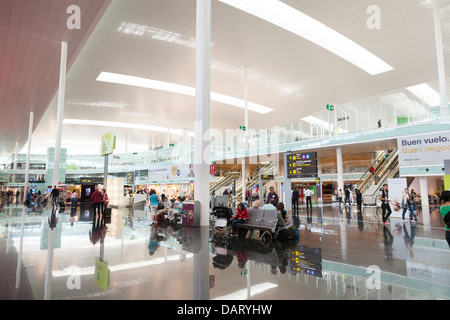 La zone commerçante de hall de départ de l'aéroport de Barcelone Banque D'Images