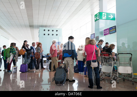 Les passagers à bord d'attente à l'aéroport d'embarquement Banque D'Images