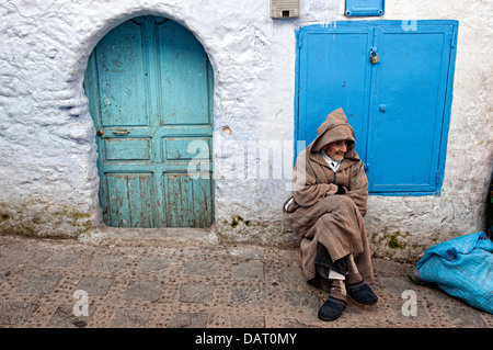 Homme âgé portant djellaba. Région du Rif, Chefchaouen, Maroc Banque D'Images