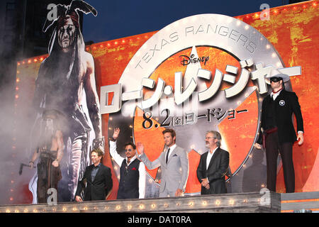 Tokyo, Japon. 17 juillet 2013. (L-R) producteur Jerry Bruckheimer, Johnny Depp, Armie Hammer et directeur Gore Verbinski assister à 'The Lone Ranger' première mondiale au Japon Roppongi Hills Arena le 17 juillet 2013 à Tokyo, Japon. Dpa : Crédit photo alliance/Alamy Live News Banque D'Images