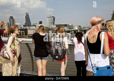 Londres, Royaume-Uni. 17 juillet, 2013. Les touristes qui s'enclenche à partir du pont du millénaire à l'été vague. Credit : Veronika Lukasova/ZUMAPRESS.com/Alamy Live News Banque D'Images