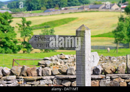 Pennine Way dans signpost Hawes, Wensleydale, Yorkshire du Nord, Yorkshire Dales National Park, England, UK. Banque D'Images