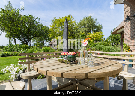 Jardin avec table et banc en bois Banque D'Images
