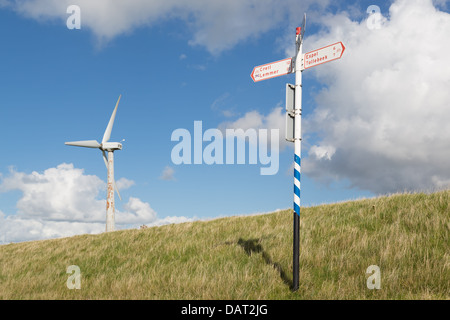 Éolienne et de l'indicateur de trafic pour des vélos à une digue néerlandaise Banque D'Images