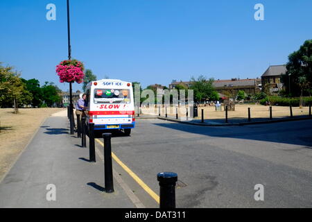 Londres, Royaume-Uni. 18 juillet 2013. Vague de Londres , de l'herbe sèche Crédit : Rachel Megawhat/Alamy Live News Banque D'Images